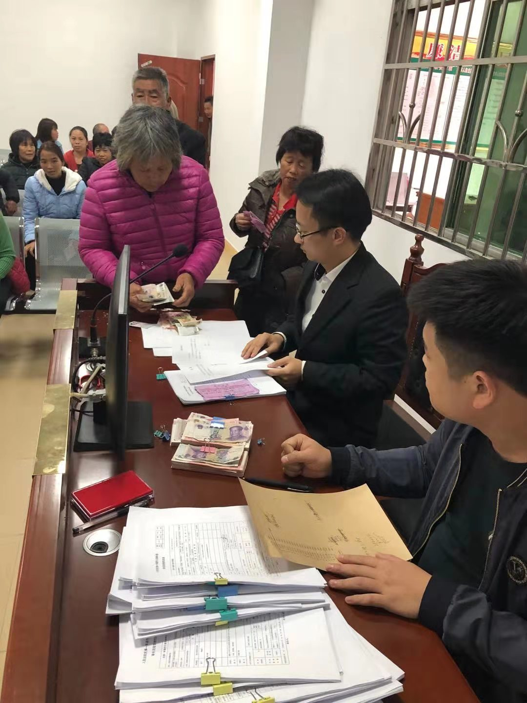 龙村法庭高效为25名农民工追回拖欠工资.jpg
