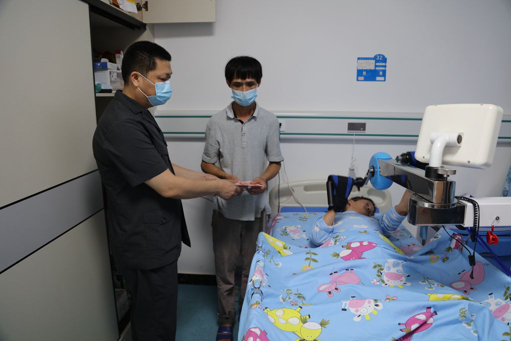 5月21日，我院执行局到五华县残疾人康复中心发放司法救助金.JPG